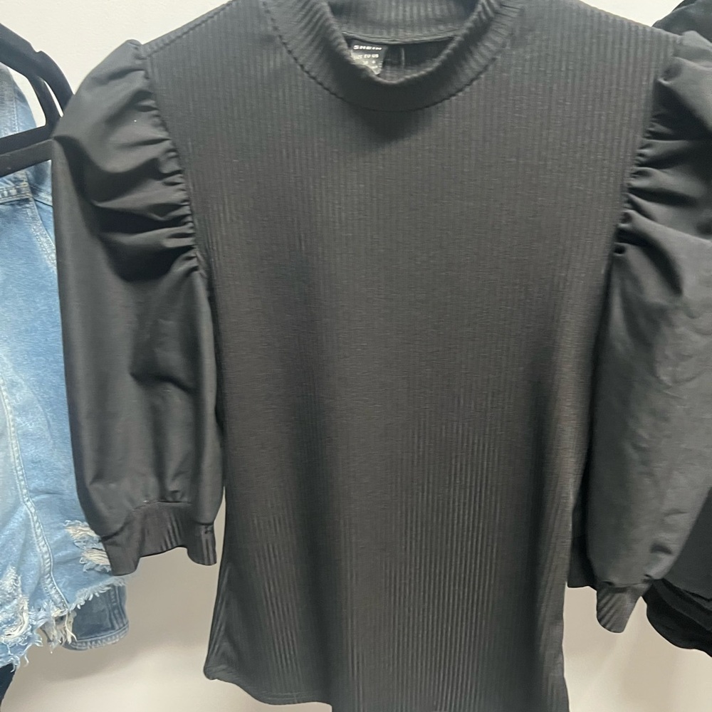 SHEIN Black Ribbed Puff Sleeve Blouse
